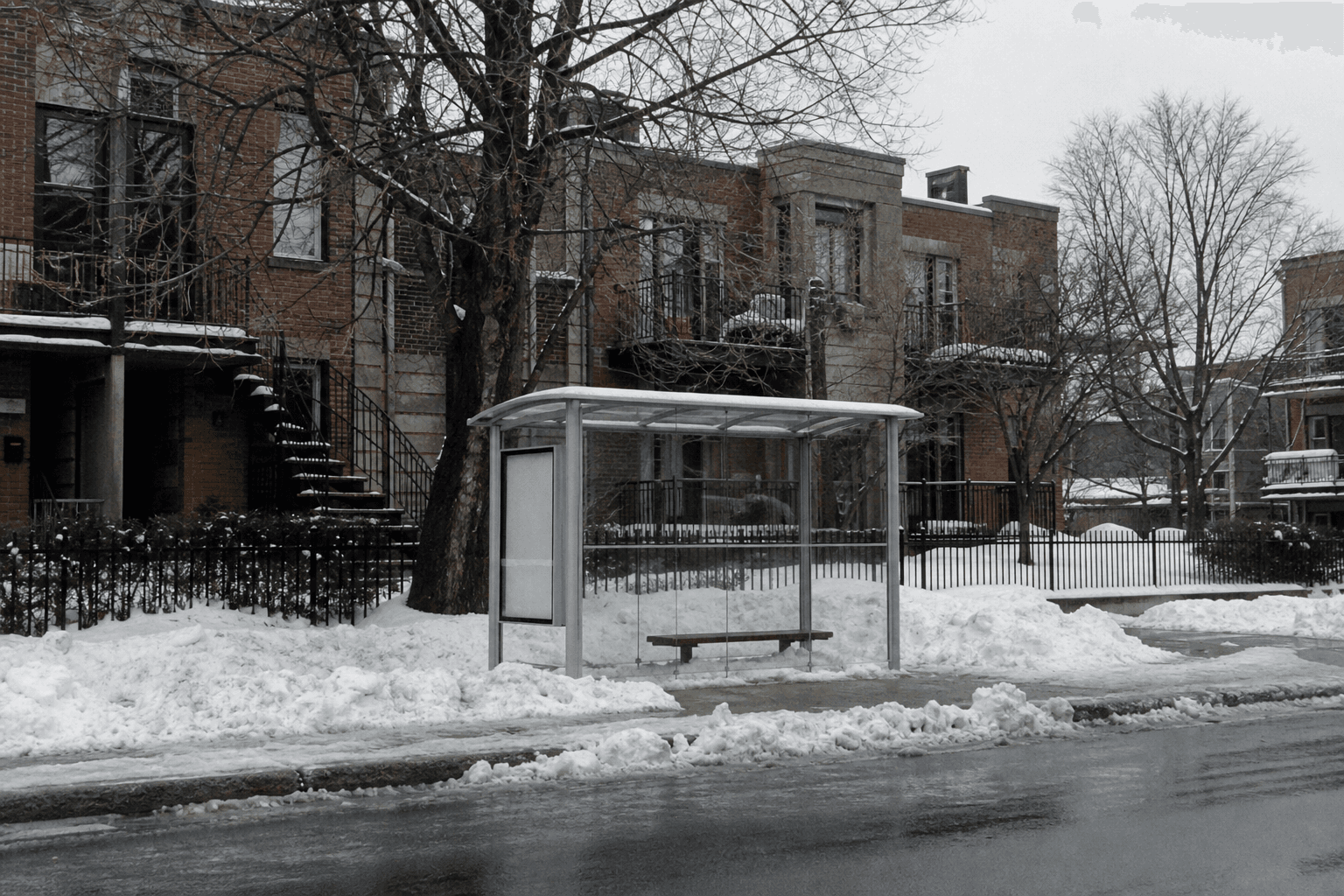 Un arrêt de bus à Montréal en hiver