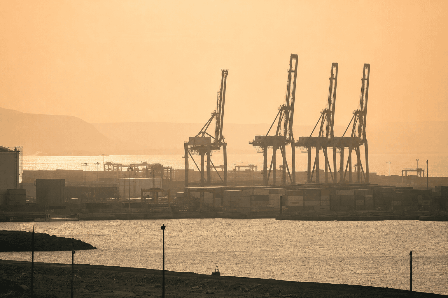 Grues du port de Djibouti à l'aube